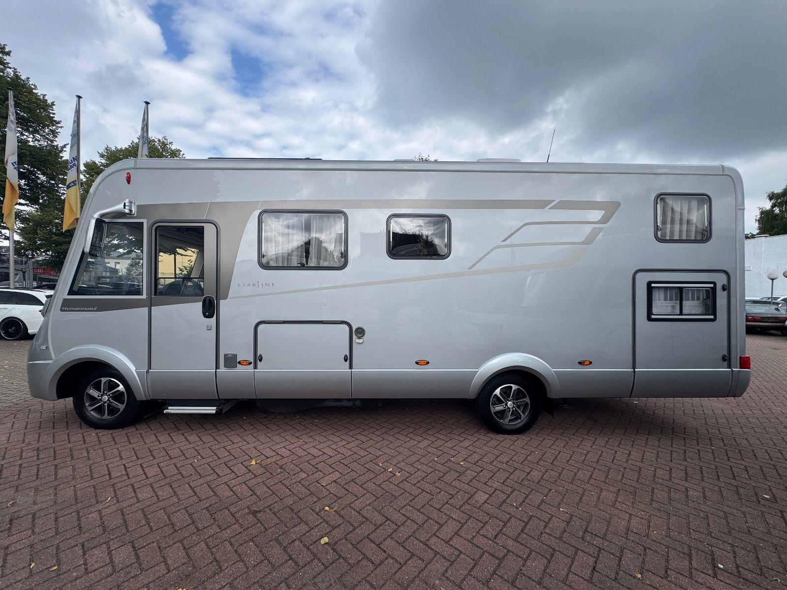 Fahrzeugabbildung HYMER / ERIBA / HYMERCAR B-KLASSE 680 STARLINE MB 3.0 D V6 HYD HÜBSTÜTZEN
