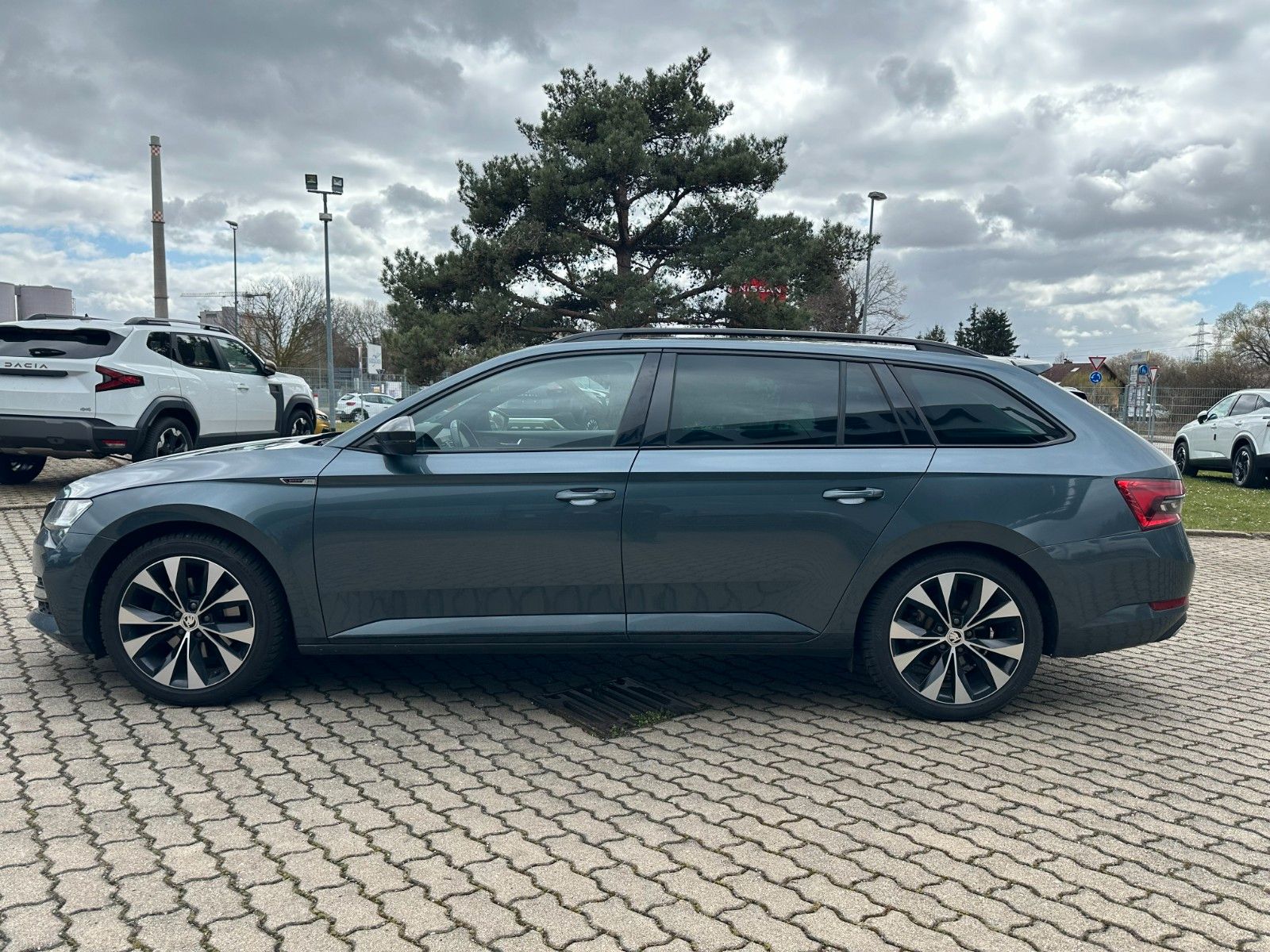 Fahrzeugabbildung SKODA Superb Combi Sportline 4x4
