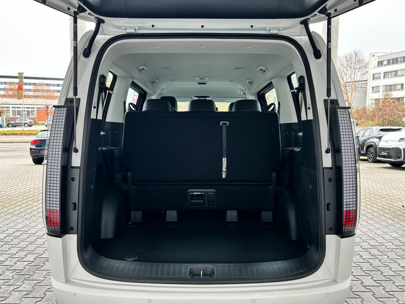 Fahrzeugabbildung Hyundai Staria HEV Trend 225PS Park-/Shuttle-Parket !