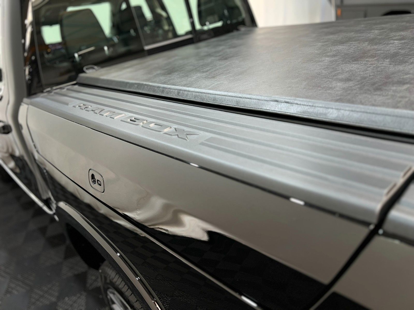 Fahrzeugabbildung Dodge RAM 1500 TUNGSTEN CREW CAB H/O Black Interieur