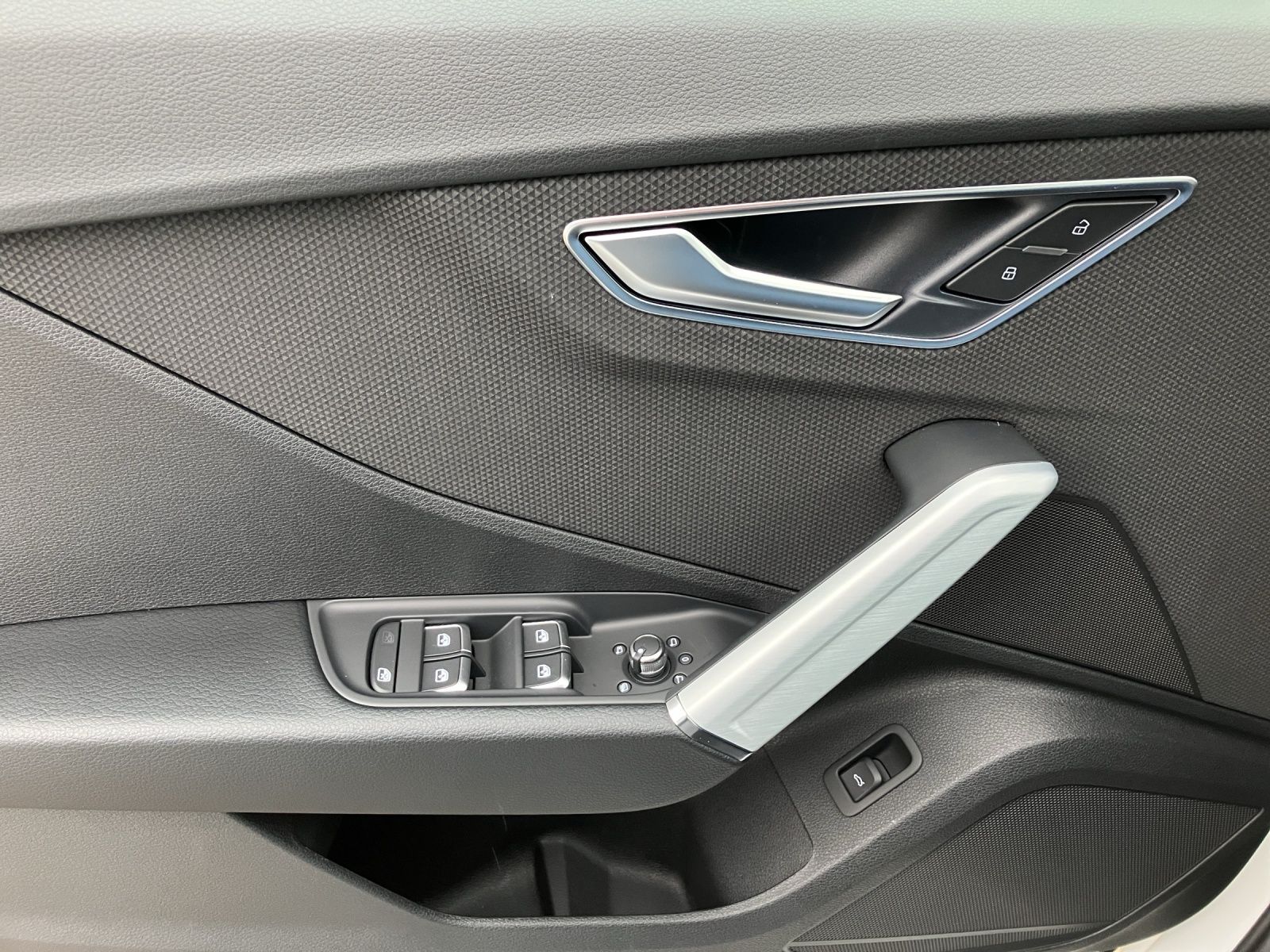 Fahrzeugabbildung Audi Q2 35 TFSI S-line S-tronic LED AHK AVC GRA PDC S