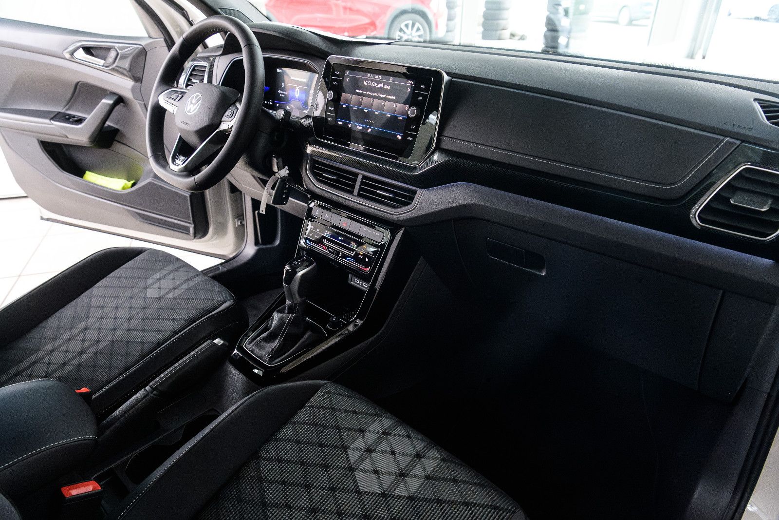 Fahrzeugabbildung Volkswagen T-Cross 1.0 TSI R-Line+DSG+Kamera+AHK+GJ-Reifen