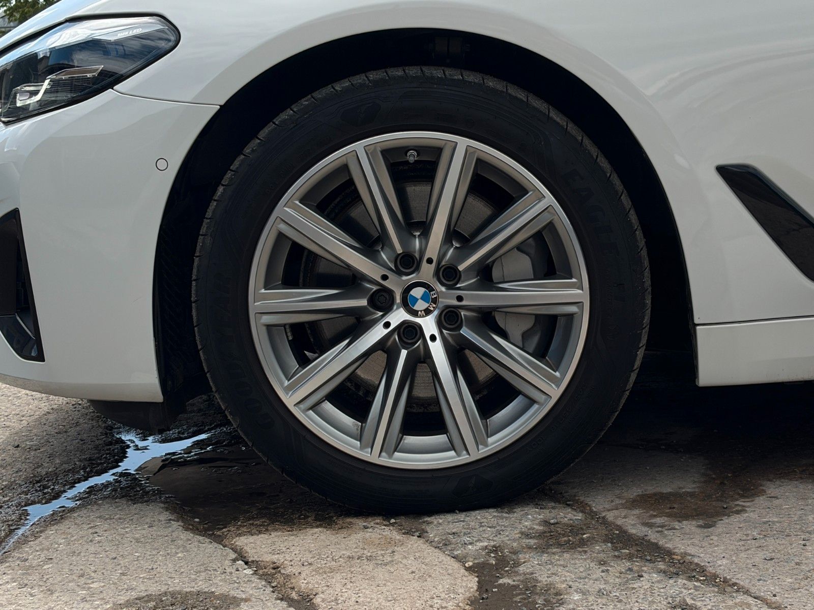Fahrzeugabbildung BMW 530i Touring SHAD NAPPA HuD ACC SHZ SBL CAM PDC