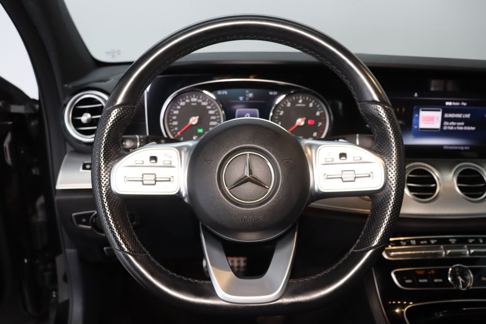 Fahrzeugabbildung Mercedes-Benz E 200 T 4Matic * Schiebedach * Navi * AMG line