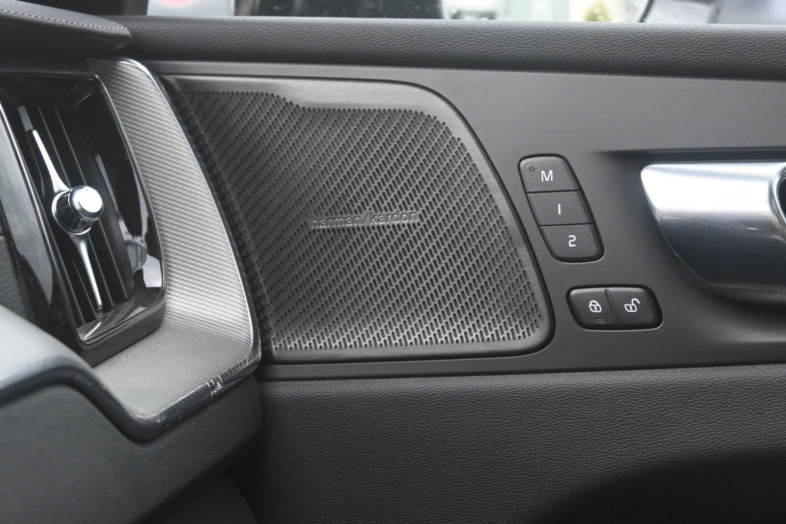 Fahrzeugabbildung Volvo XC60 B5 AWD Ultra Dark*PANO*LUFT*360°*ACC*AHK
