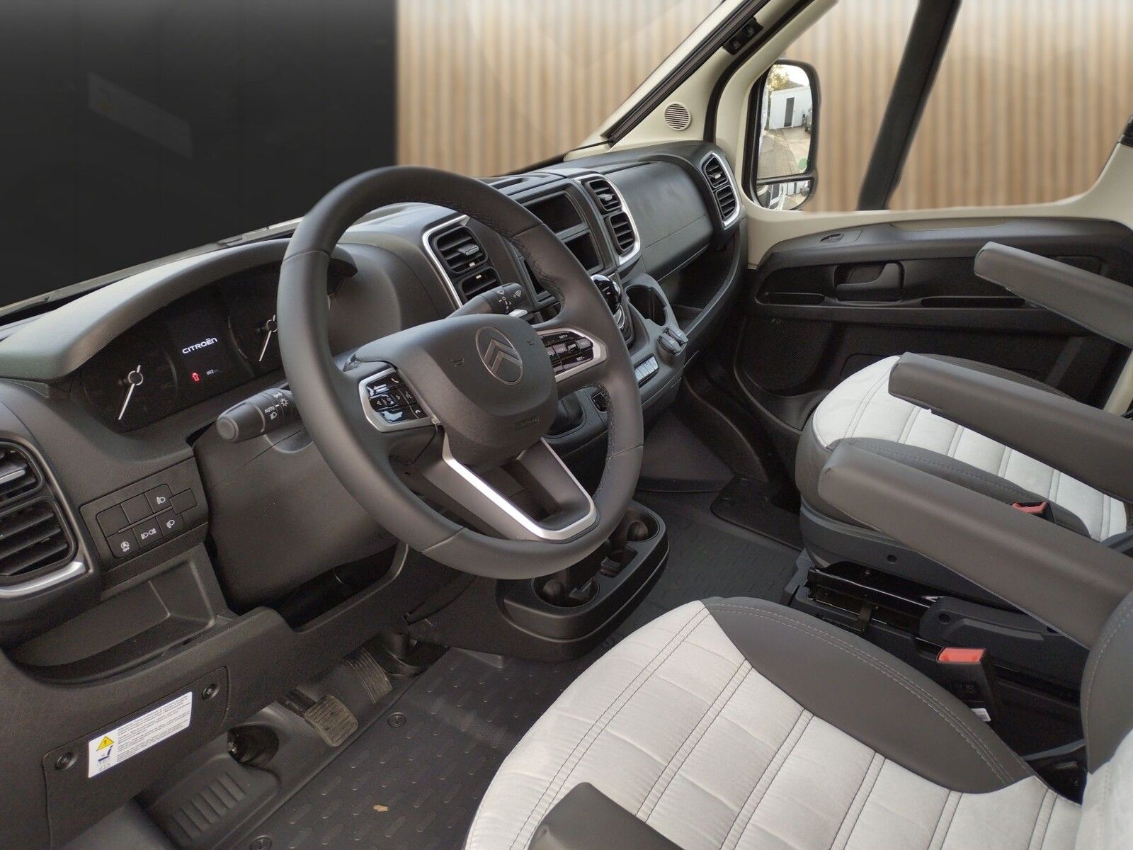 Fahrzeugabbildung Sunlight Adventure T 67S Automatik, Dörr Edition, TV