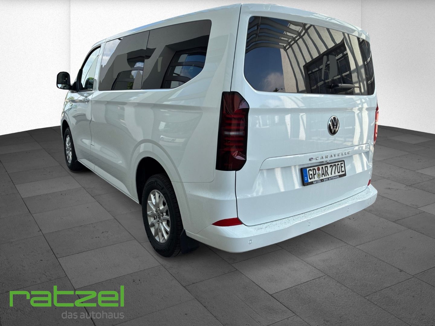 Fahrzeugabbildung Volkswagen T7 Caravelle e-Caravelle 9-Sitzer Life Navi+LED+