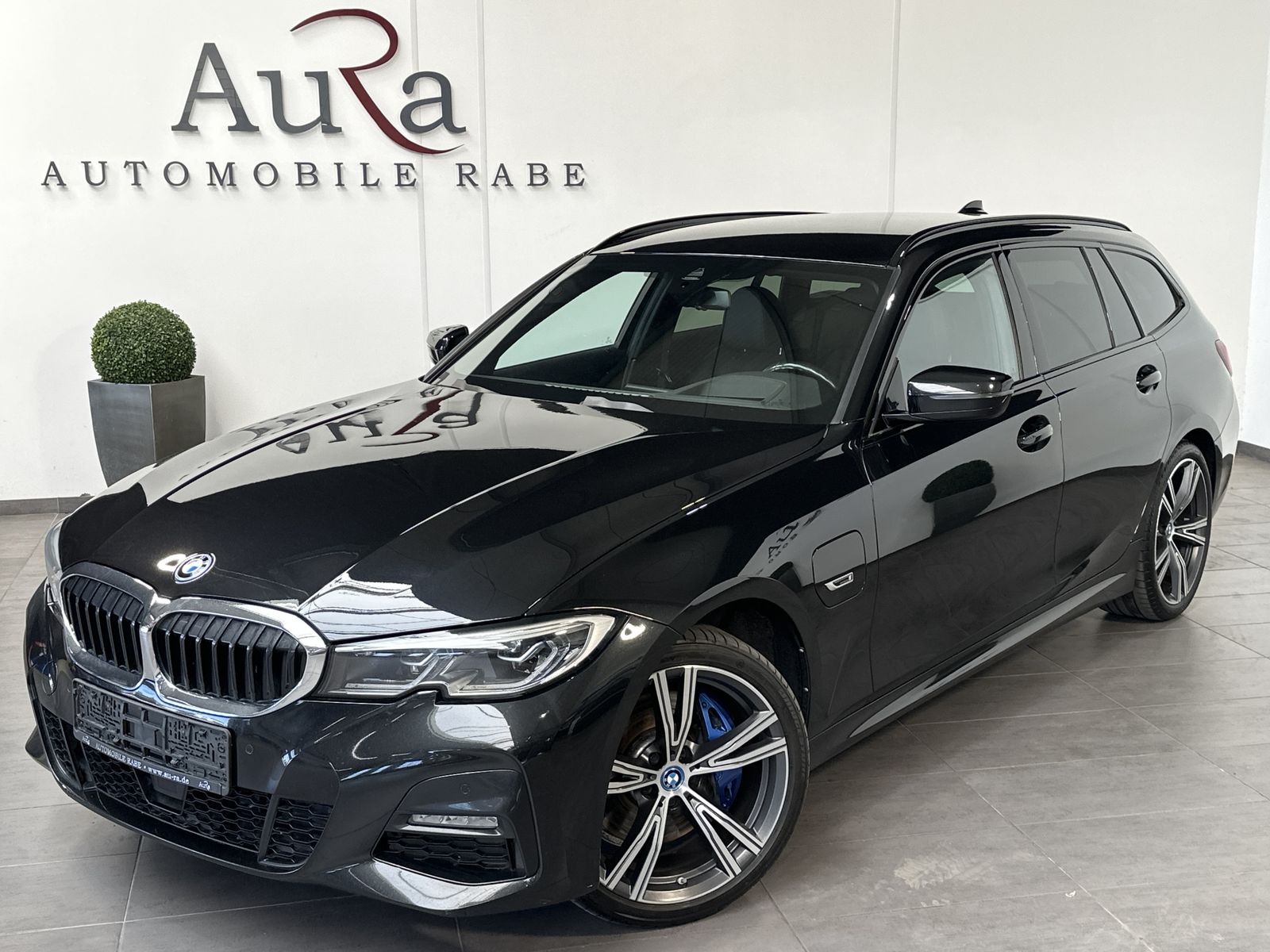 Fahrzeugabbildung BMW 330e Touring M-Sport NAV+LASER+AHK+HEAD-UP+19ZO
