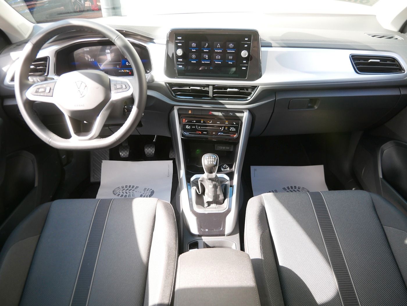 Fahrzeugabbildung Volkswagen T-Roc 1.0 TSI Life NEU35T LED NAVI SHZ Allwetter