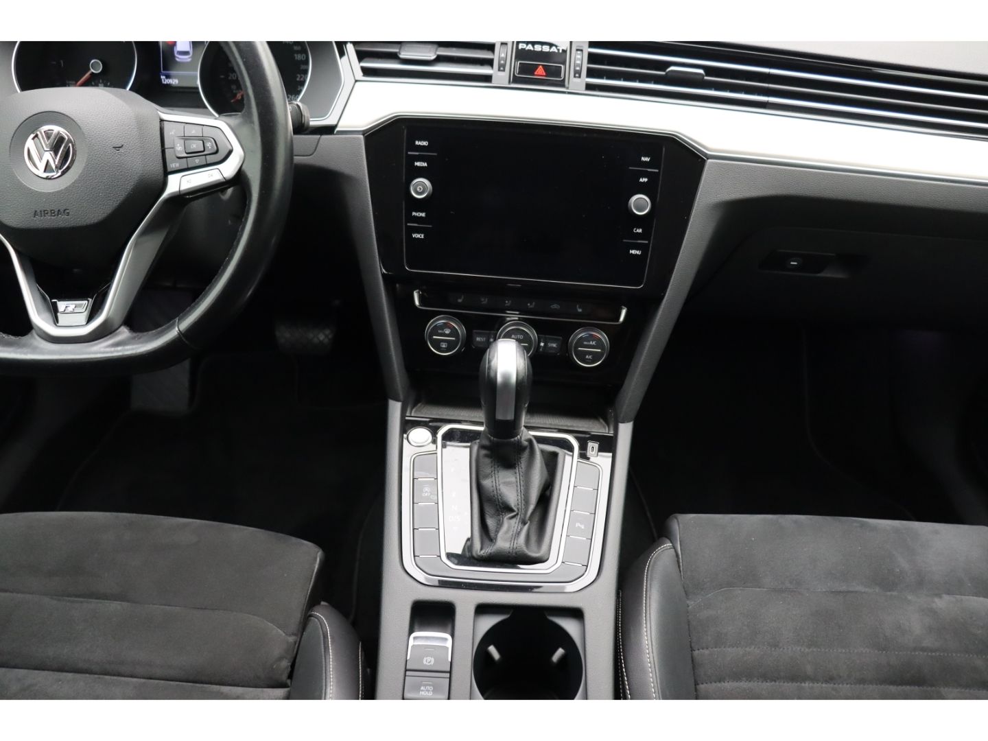 Fahrzeugabbildung Volkswagen Passat Variant 2.0 TDI DSG elegance R-LINE AHK