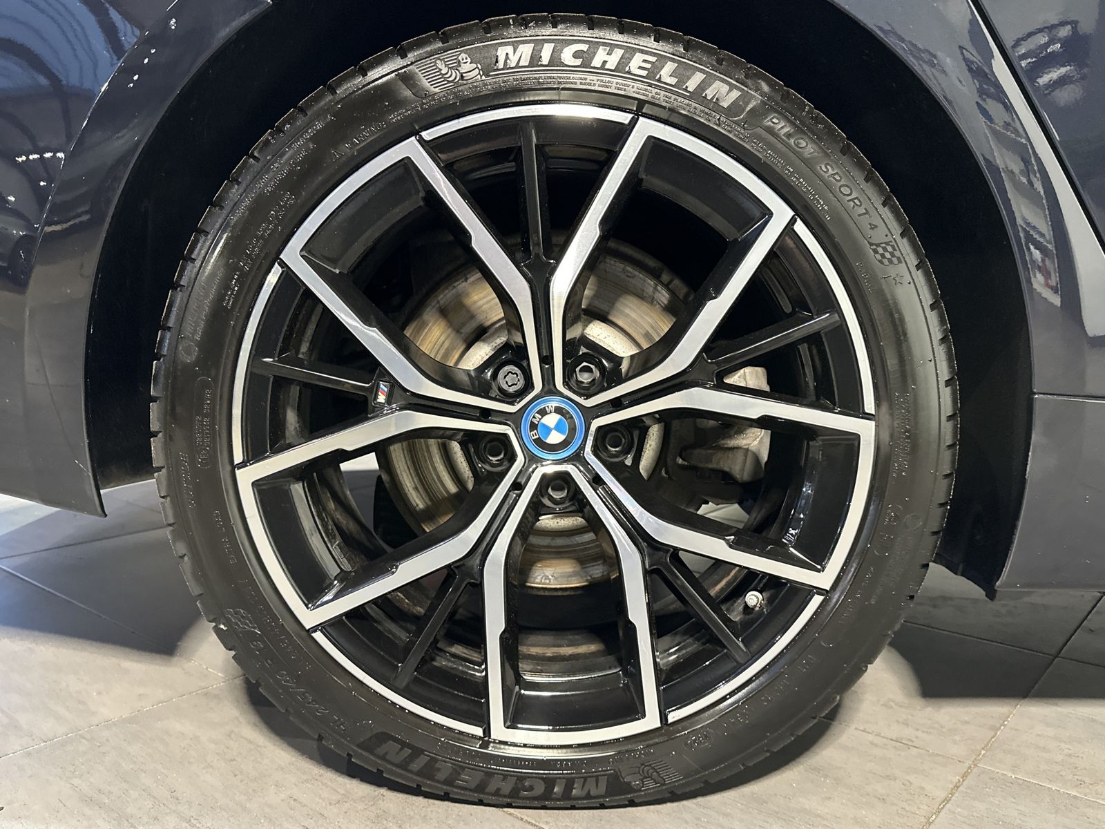 Fahrzeugabbildung BMW 530e Touring xDrive M-Sport NAV+LED+HEAD-UP+19ZO