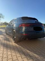 Audi RSQ8 - blaue Audi RSQ8