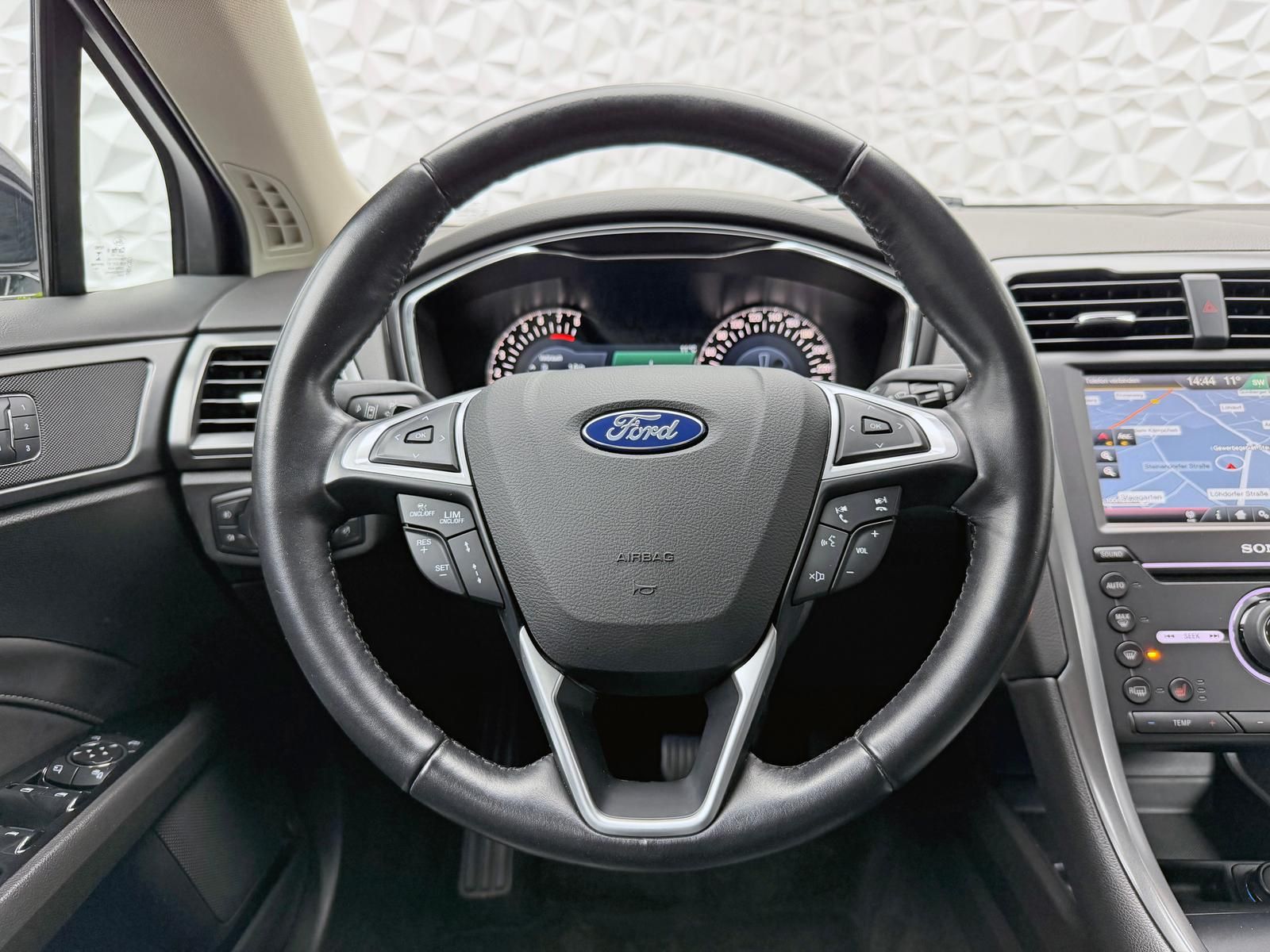 Fahrzeugabbildung Ford MONDEO TURNIER 2.0 ECOBOOST/TITANIUM/PANO/KEYLES