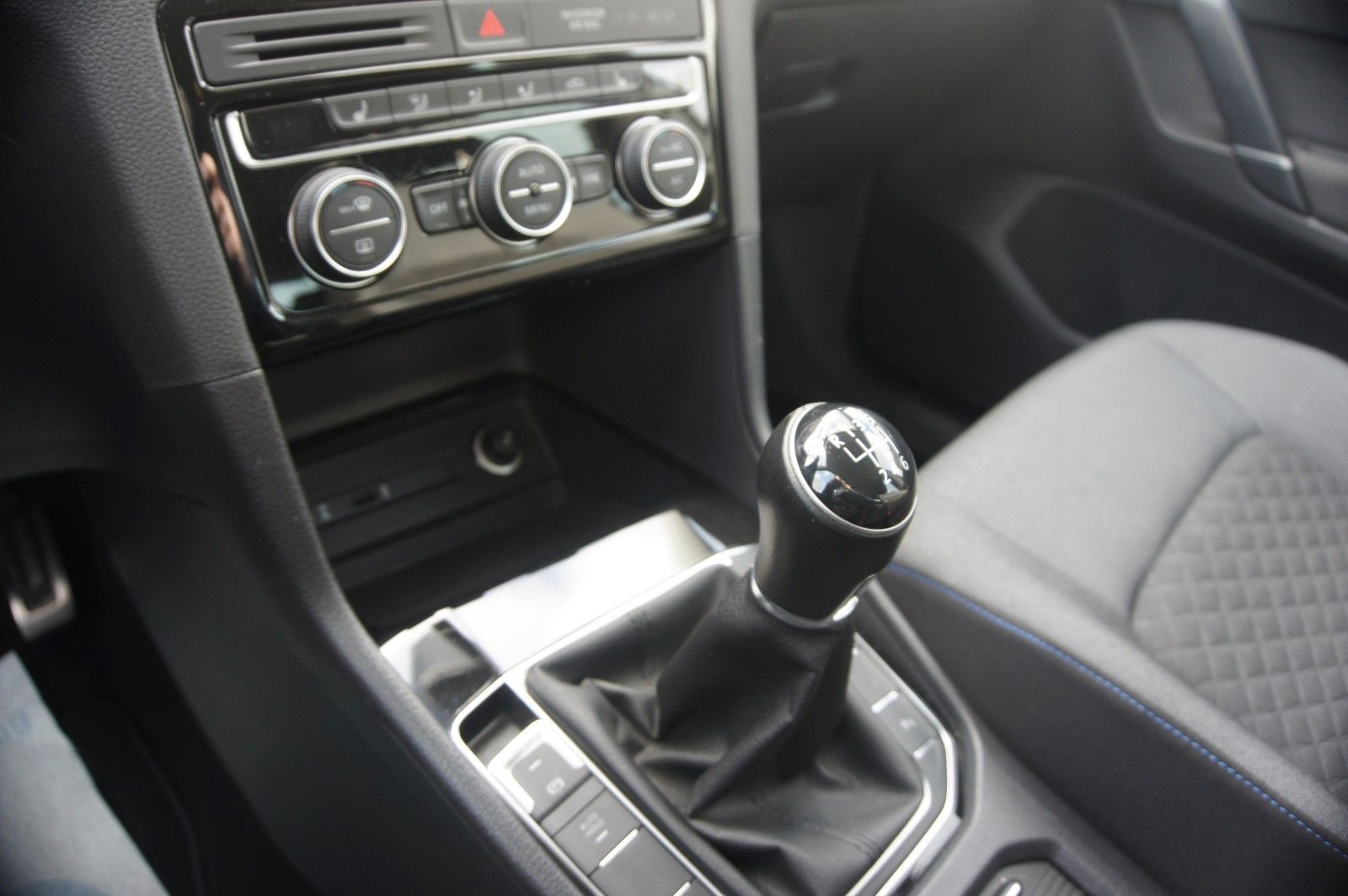 Fahrzeugabbildung Volkswagen Golf Sportsvan VII Join  ahk navi sh pdc