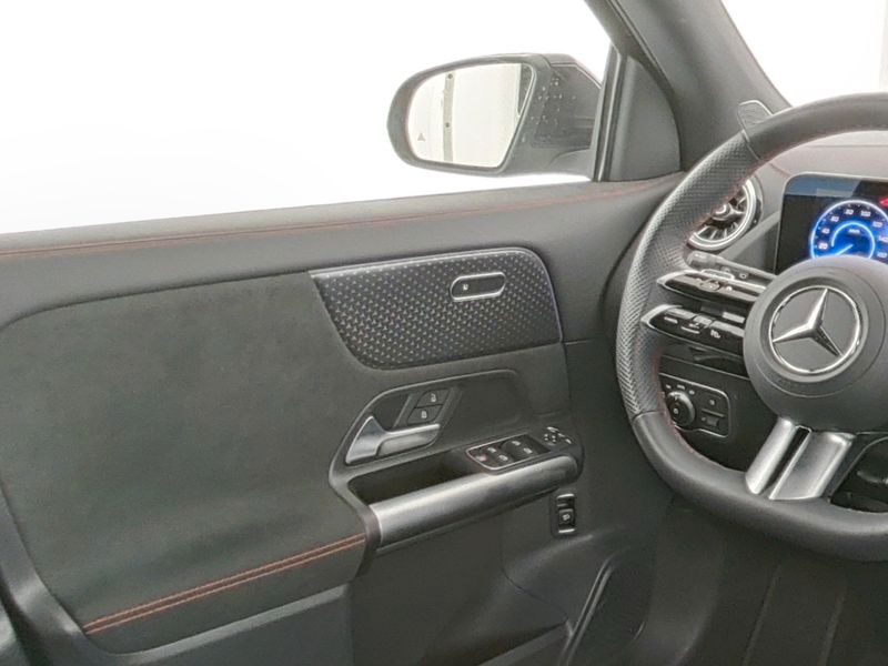 Fahrzeugabbildung Mercedes-Benz EQA 300 4M BONUS+AMG+AHK+360°+DISTRO+LHZG+CARPL+