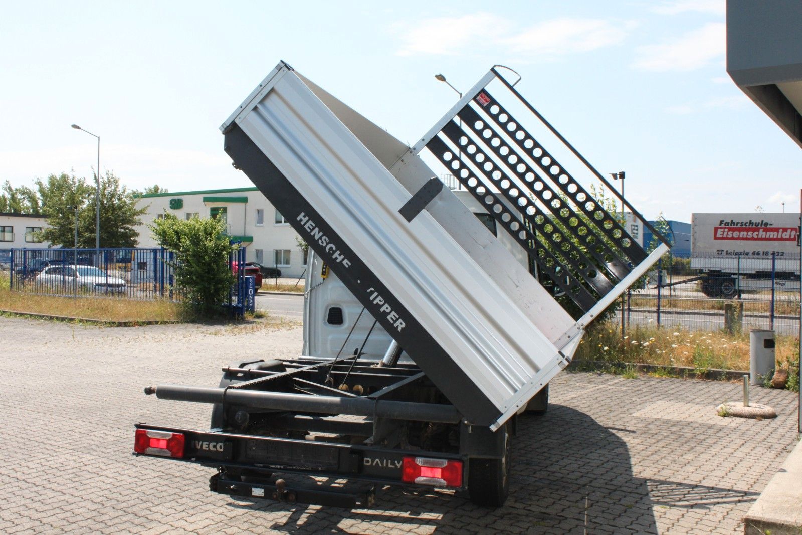 Fahrzeugabbildung Iveco Daily DoKa 35S14Kipper/Webasto