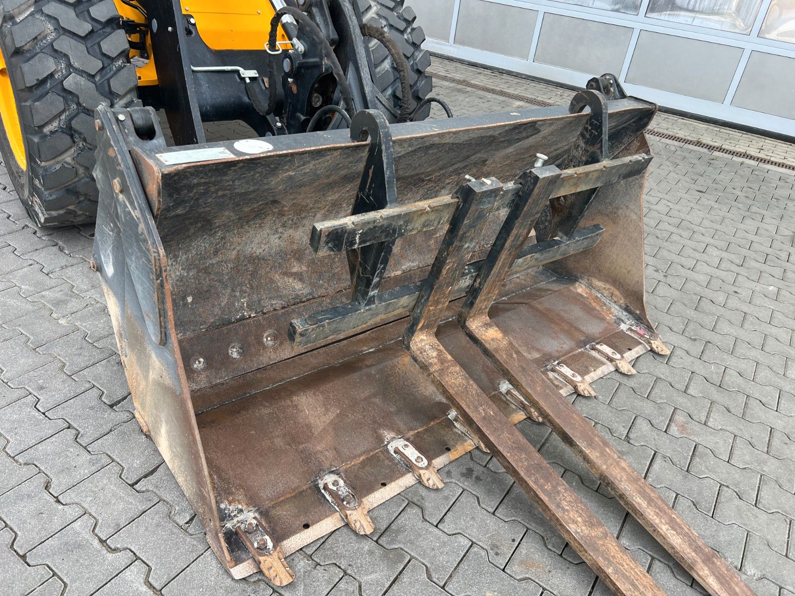 Fahrzeugabbildung JCB 409 SV / nur 2.496h / Klima Klappschaufel Gabel
