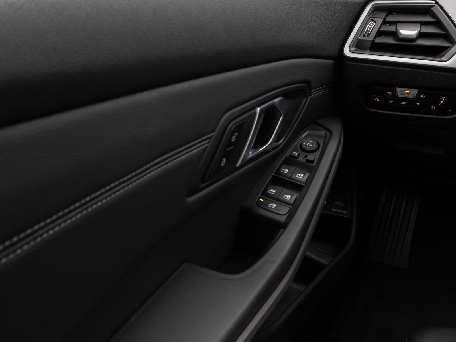 Fahrzeugabbildung BMW 330e Kamera DAB CockPitPr DrivAssis Alarm Sport