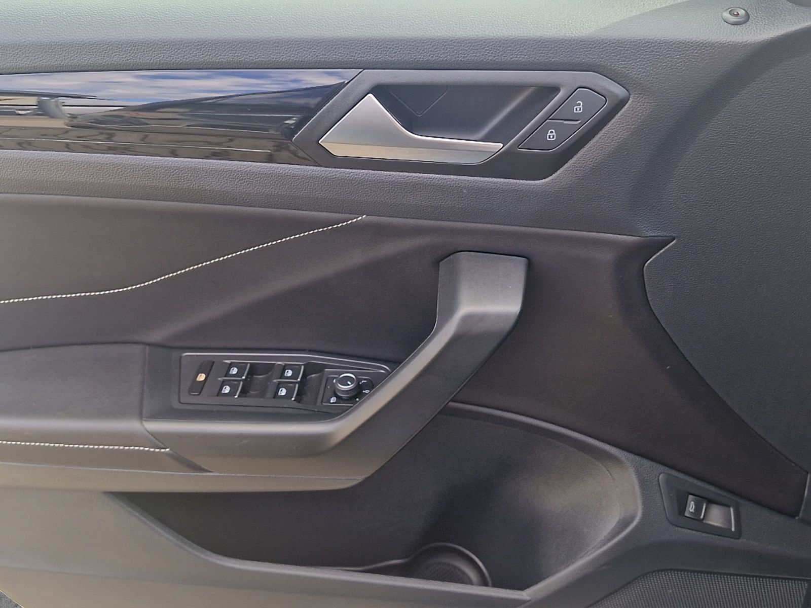 Fahrzeugabbildung Volkswagen T-Roc R-Line DSG MATRIX ACC STHZ RFK SHZ AID