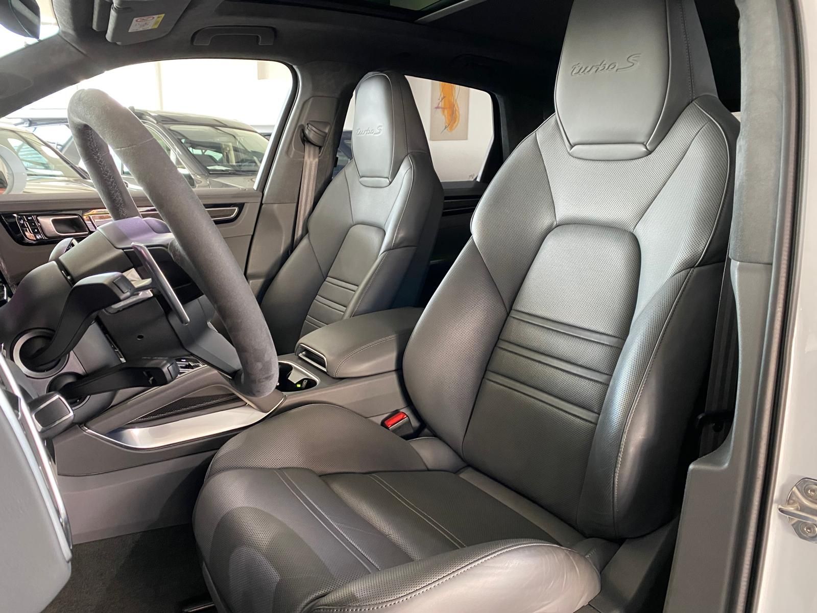 Fahrzeugabbildung Porsche Cayenne Turbo S E Hybrid/Pano/HUD/Matrix/22´/BUR