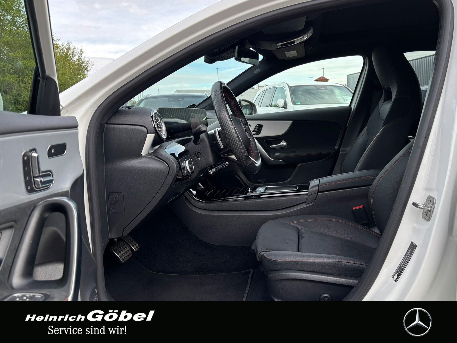 Fahrzeugabbildung Mercedes-Benz A 200 AMG*PANO*MEMORY*360°*MULTIBEAM*KEYLESS*