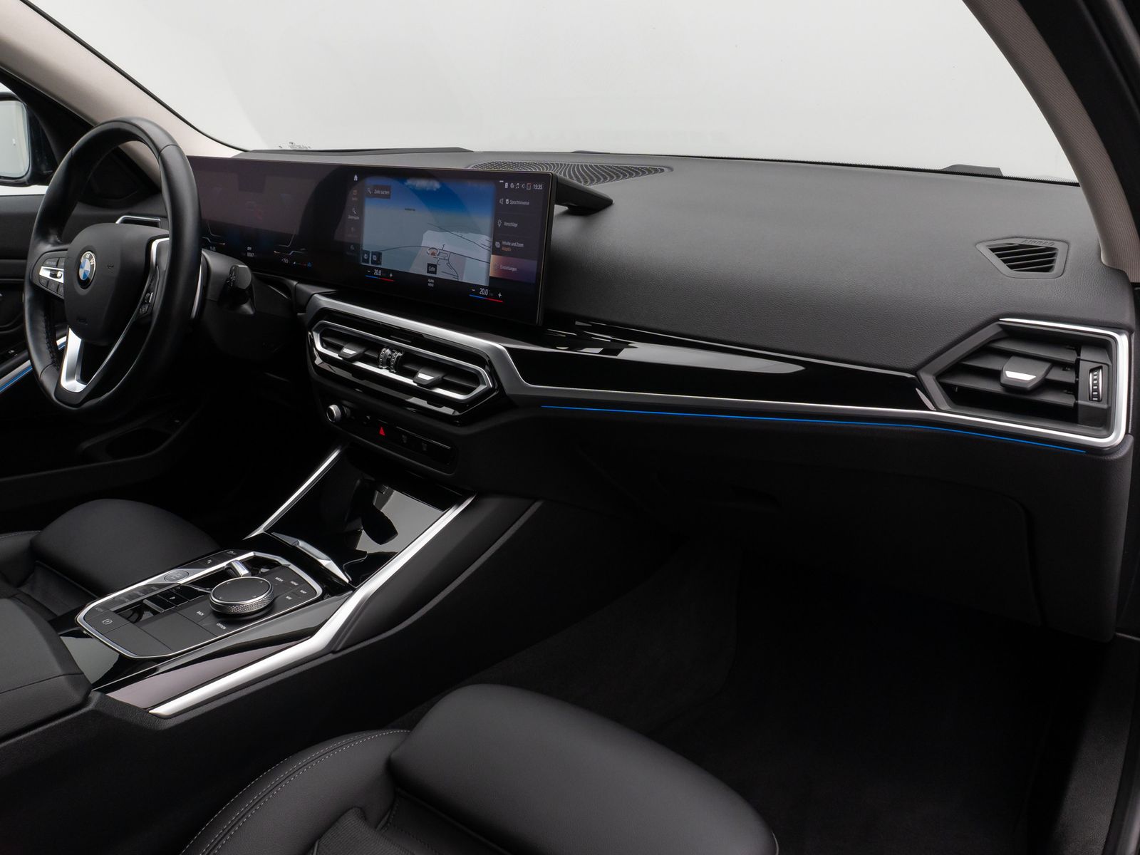 Fahrzeugabbildung BMW 318d Kamera DAB HiFi HUD Leder Komfort Sport LED