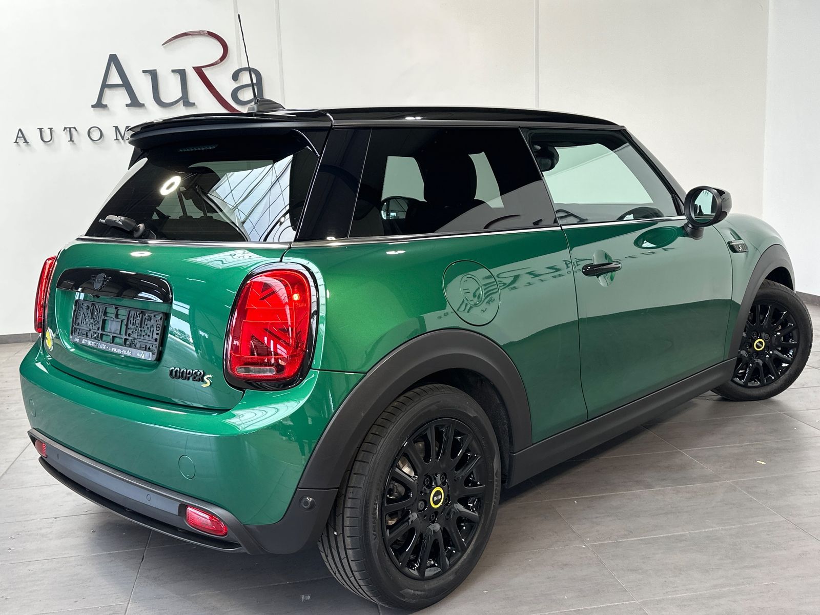 Fahrzeugabbildung MINI Cooper SE Classic Trim Black NAV+LED+KAM+SHZ