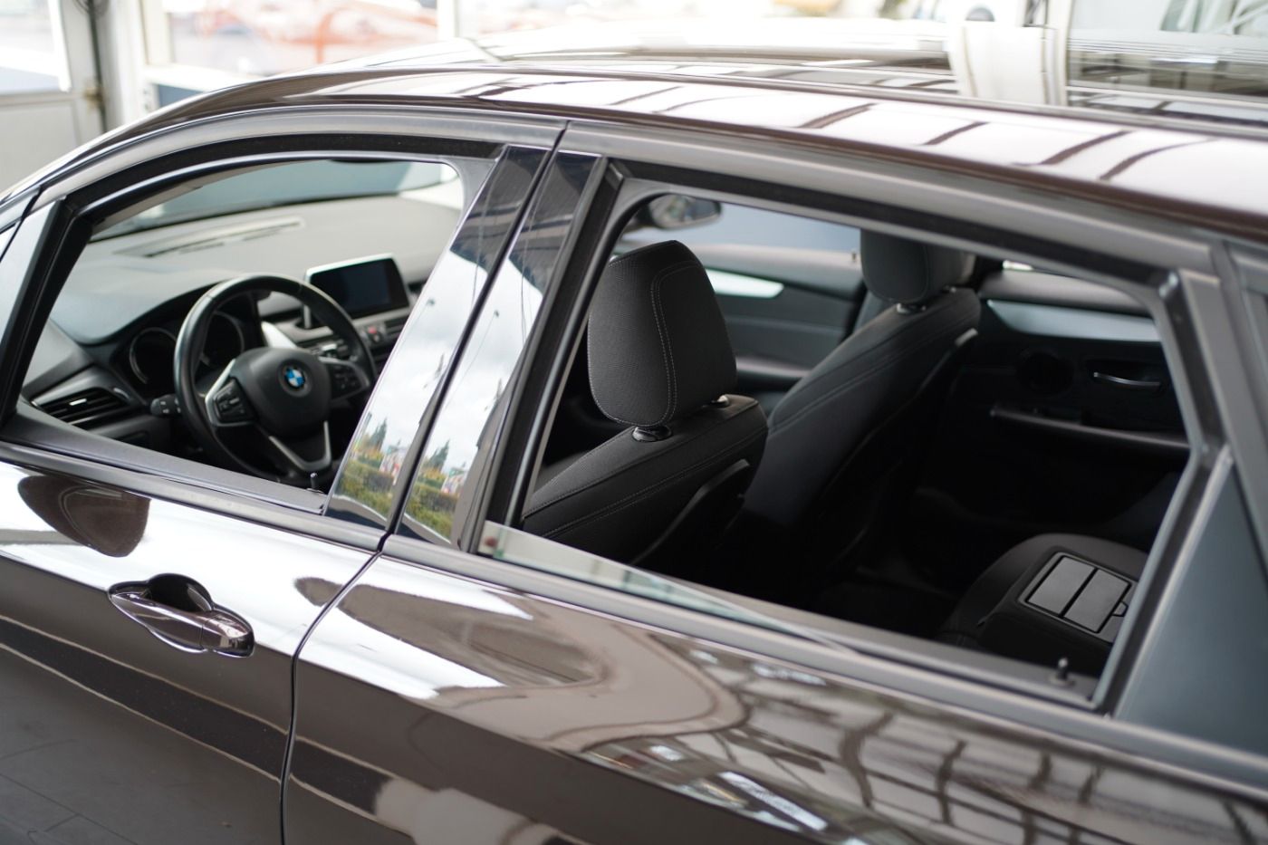 Fahrzeugabbildung BMW 218iA Active Tourer Advantage +AHK+Navi+LED+PDC+