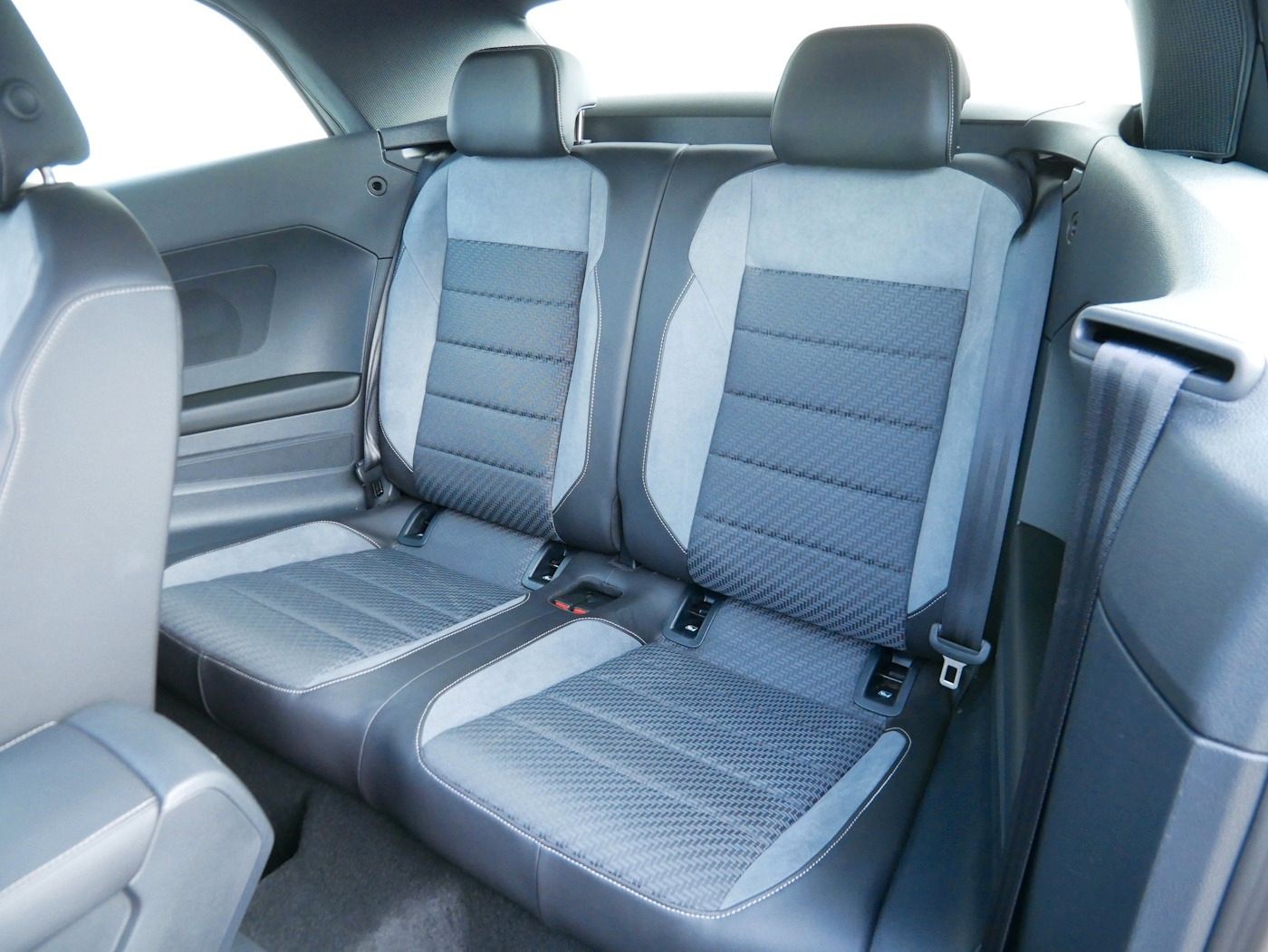 Fahrzeugabbildung Volkswagen T-Roc Cabriolet 1.5 R-Line NEU54T AHK Standheiz