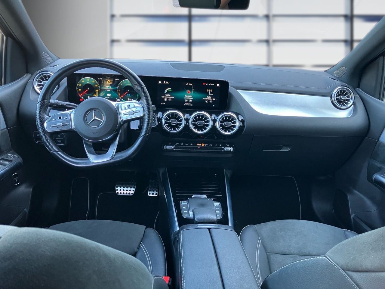 Fahrzeugabbildung Mercedes-Benz B 250 e AMG+AHK+MULTIBEAM+PANORAMA+STNDHZ+KAMERA