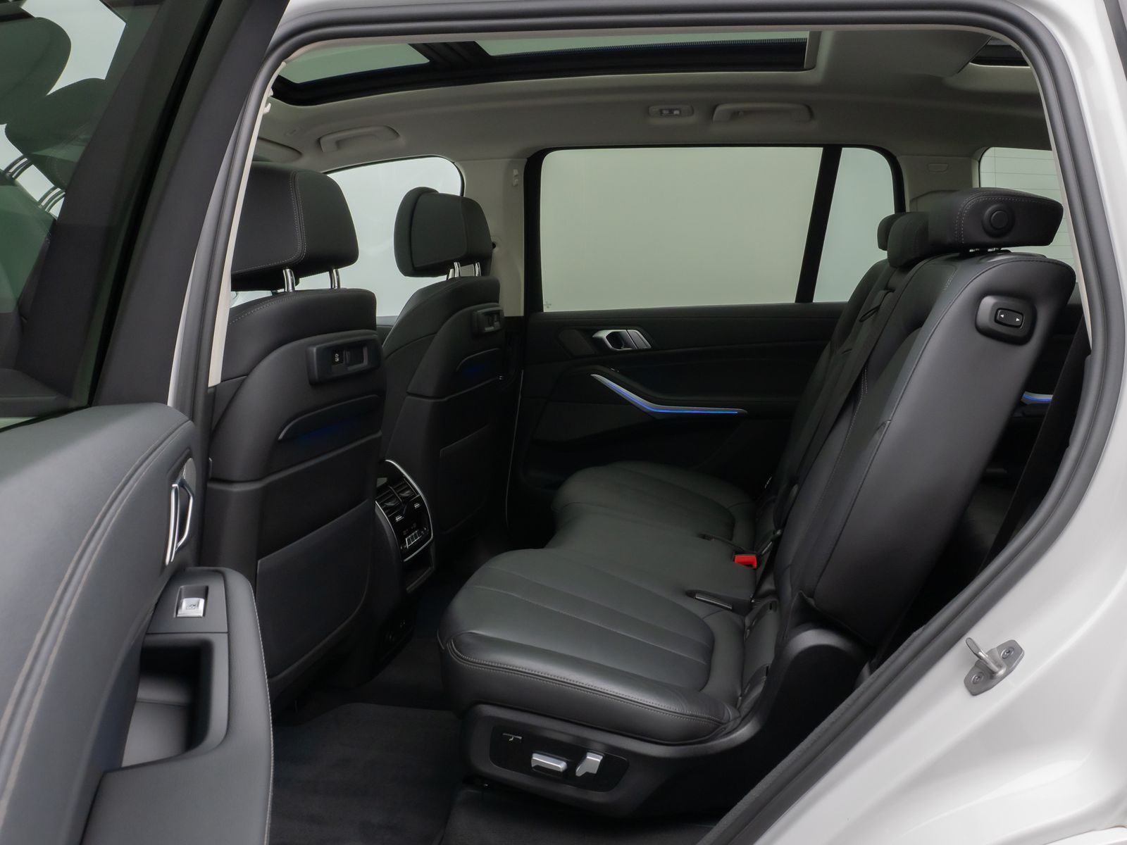 Fahrzeugabbildung BMW X7 xD40d  Panorama Kamera HUD DAB H/K SoftCl AHK