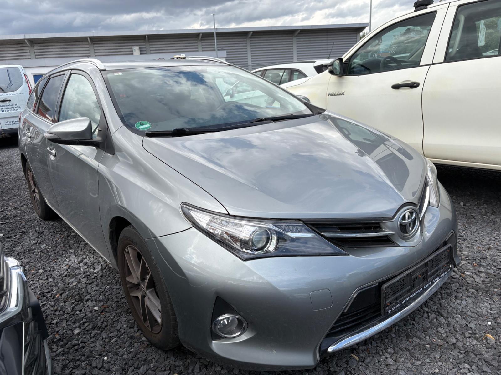 Toyota Auris 2014 — interior
