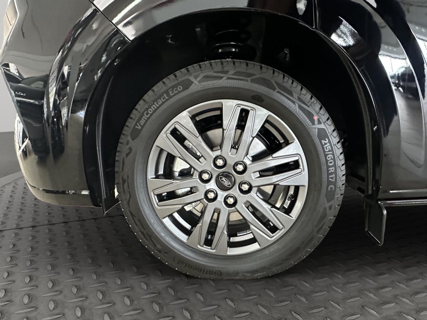 Fahrzeugabbildung Ford Transit Custom Kombi 320 L1 FWD Limited