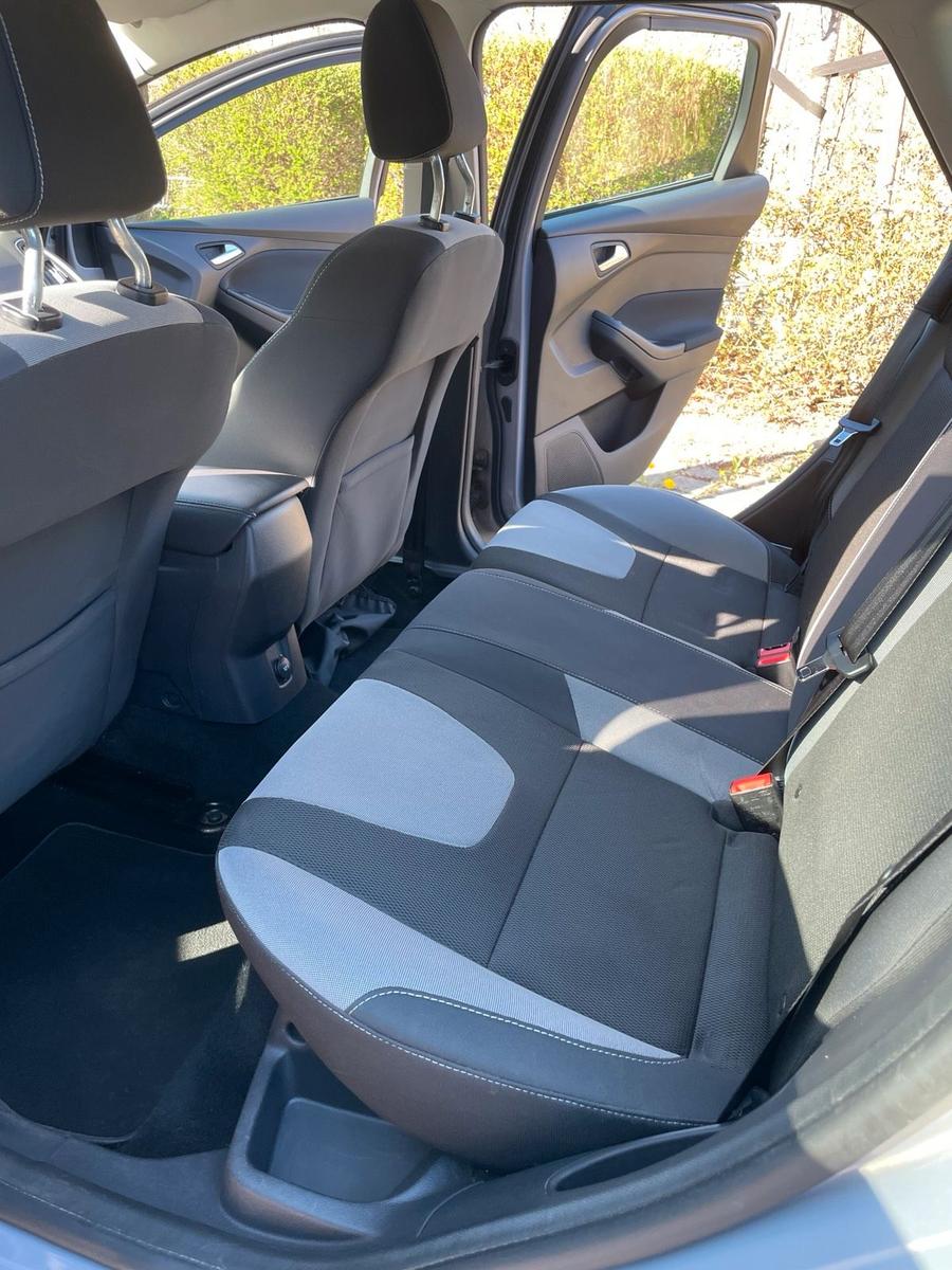 Ford Focus 2012 — interior