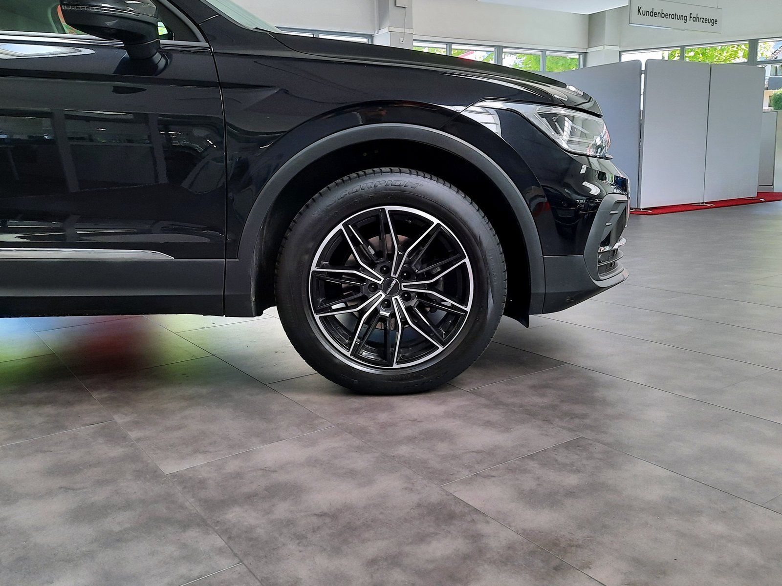 Fahrzeugabbildung Volkswagen Tiguan Life TDI DSG 4M *Pano*AHK*Navi*Cam*LED*
