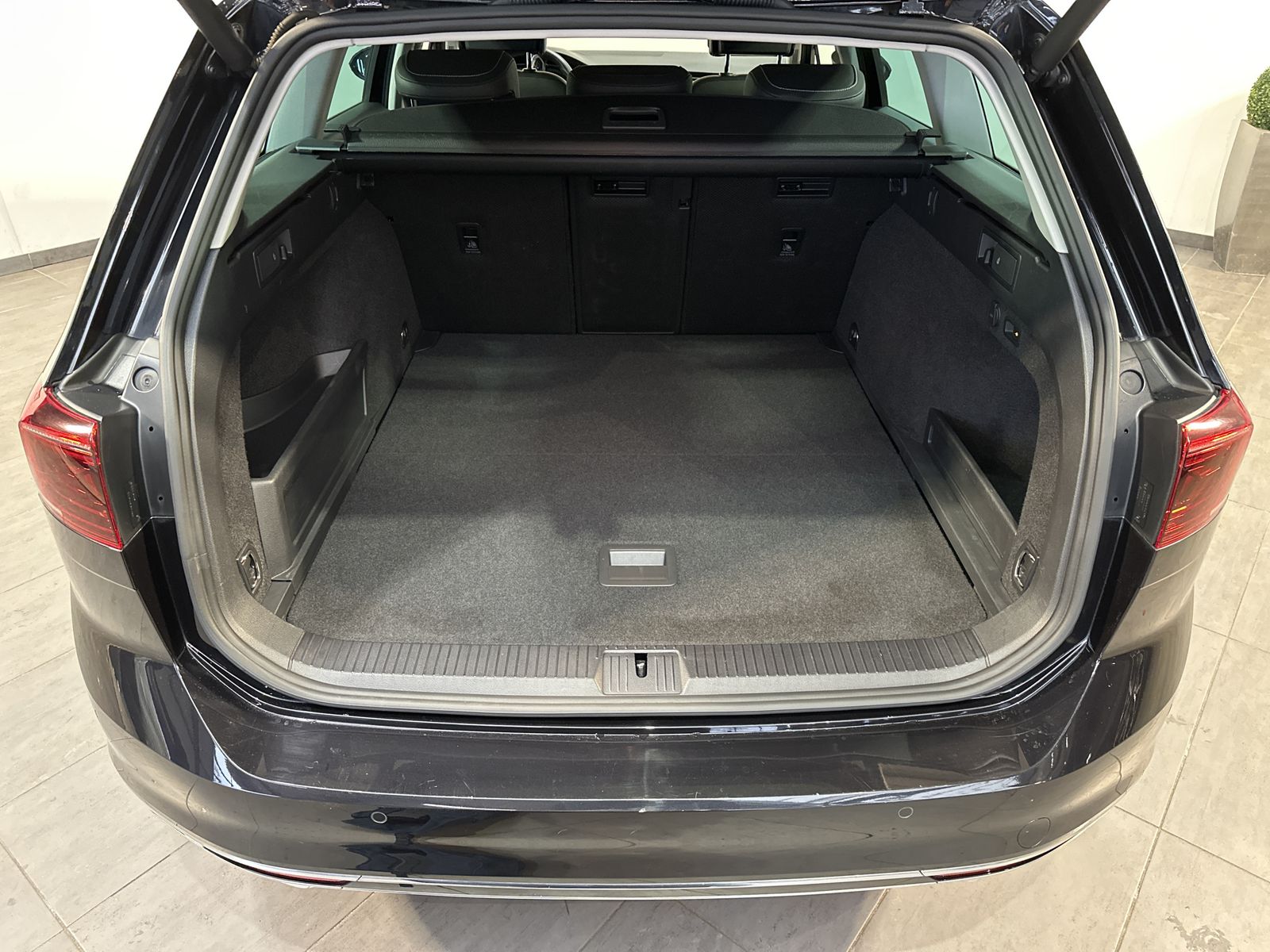 Fahrzeugabbildung Volkswagen Passat Variant 2.0 TSI DSG R-Line NAV+LED+AHK+VC