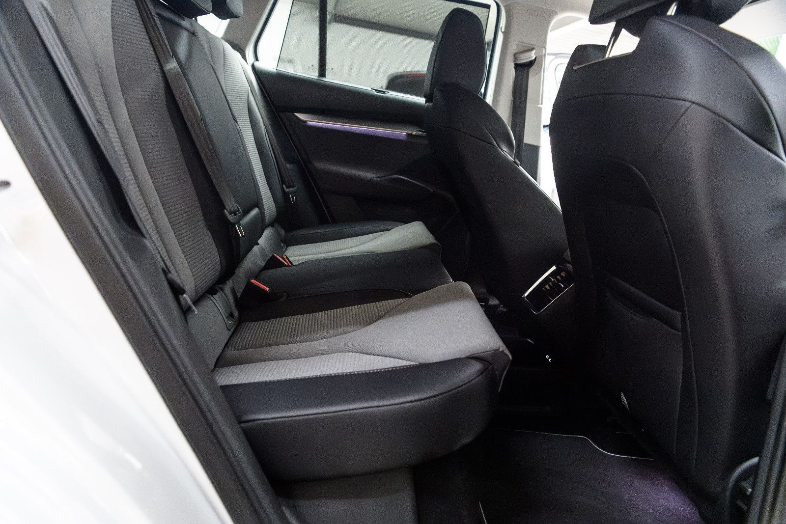 Fahrzeugabbildung SKODA Enyaq 80 +ACC +LED +CARPLAY