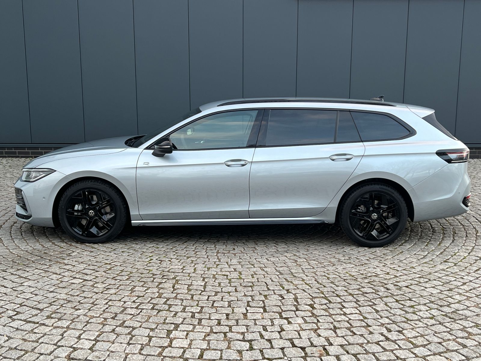 Fahrzeugabbildung Volkswagen Passat Variant R-Line 2.0 TDI DSG 4MOTION *AHK,