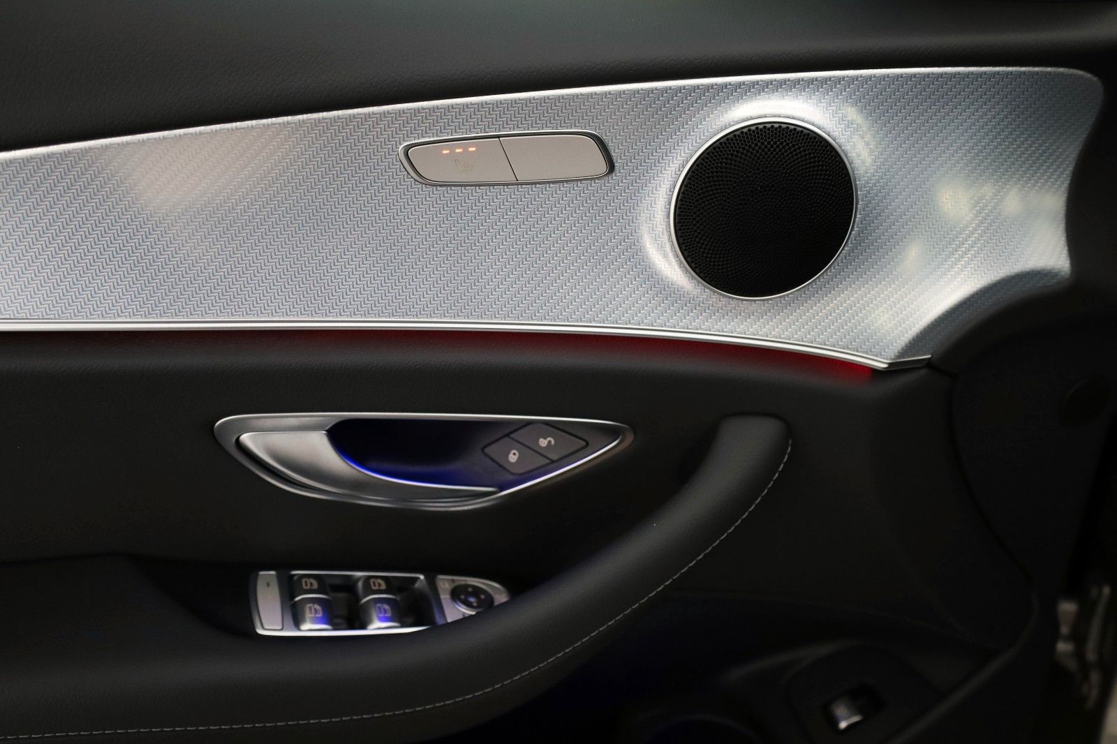 Fahrzeugabbildung Mercedes-Benz E 300de Lim. Avantgarde Leder,Navi,LED,SH,Kamera