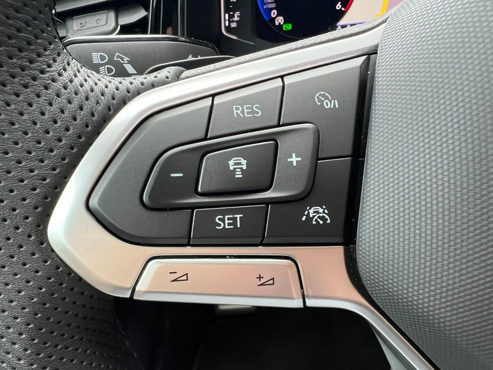 Fahrzeugabbildung Volkswagen T-Roc R-Line 2.0 TDI DSG 4Motion *AHK, BlackStyl
