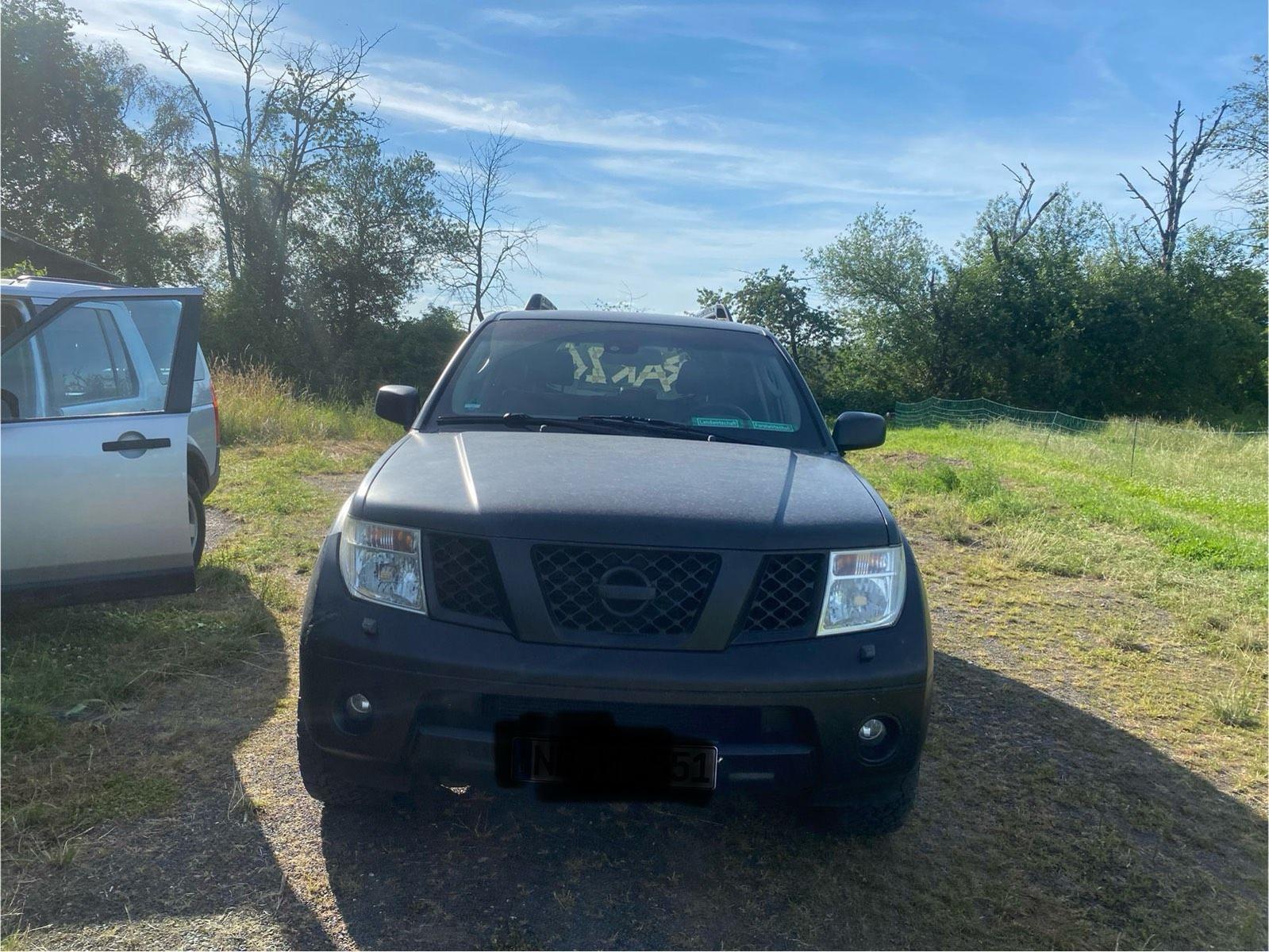 Nissan Pathfinder 2006 — rear view