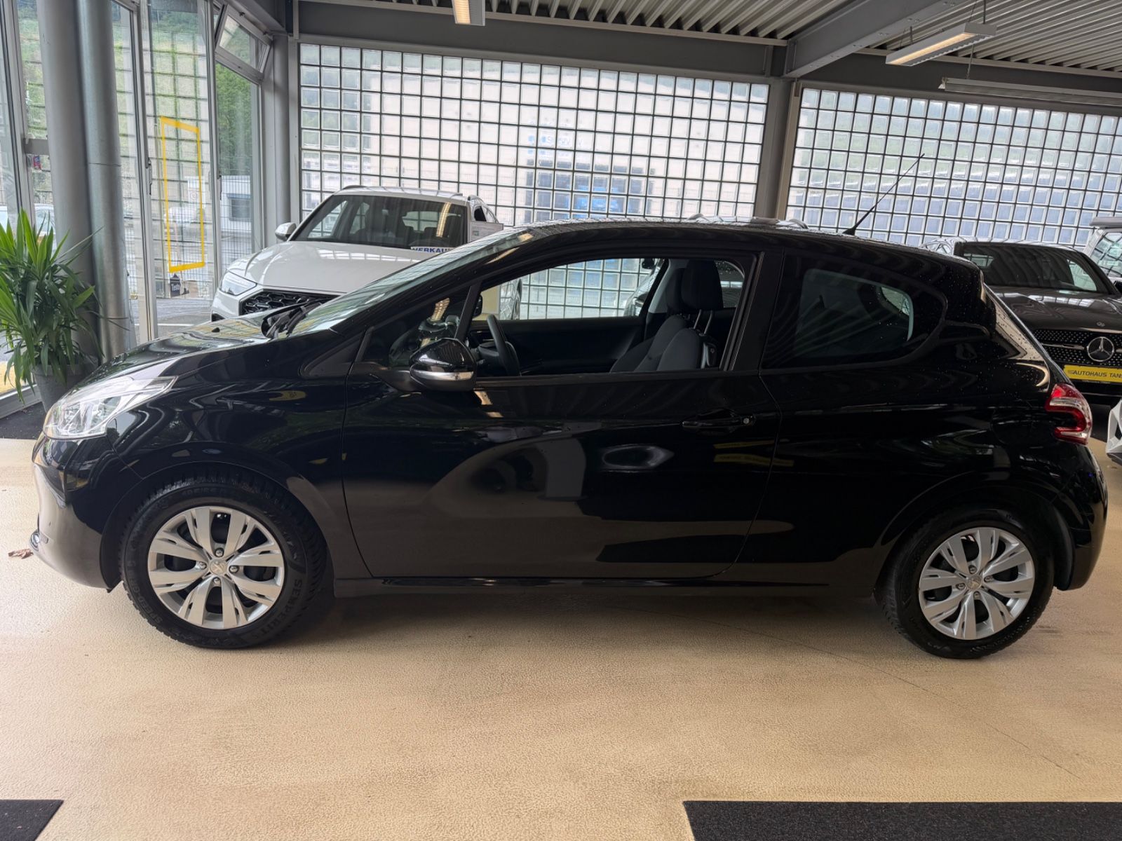 Fahrzeugabbildung Peugeot 208 Active