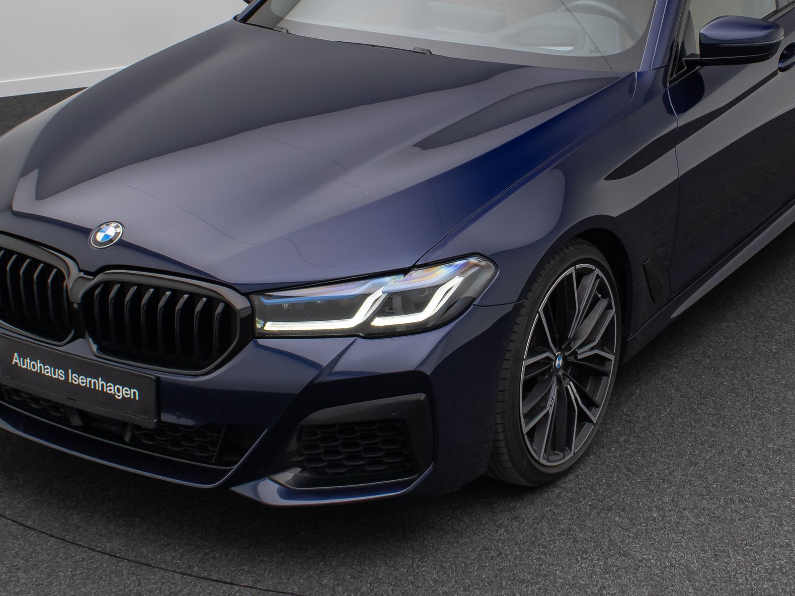 Fahrzeugabbildung BMW M550i xD B&W Laser 360°HUD DAB Komfort 20Zoll