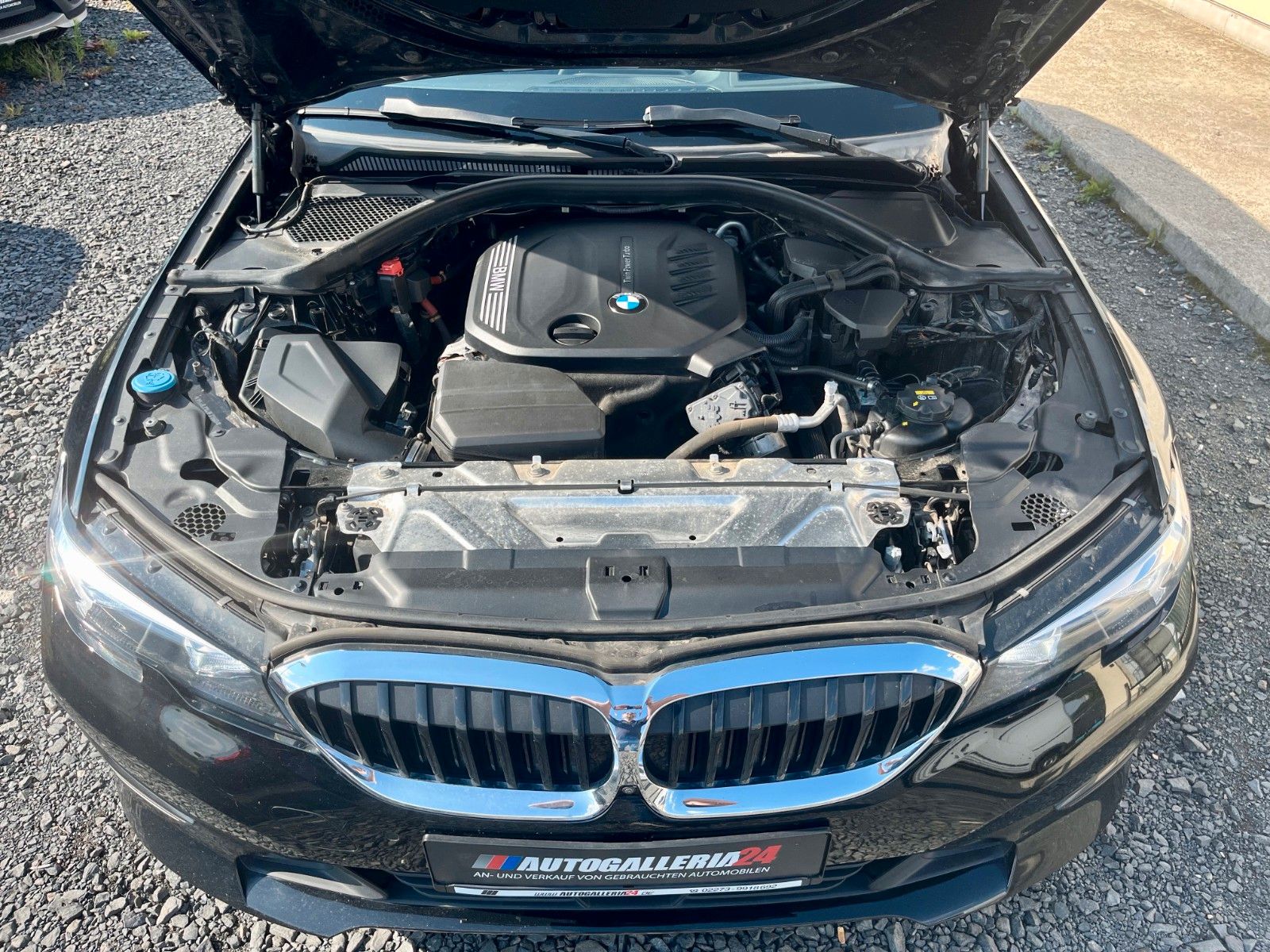 Fahrzeugabbildung BMW 318d Tour Navi Leder Kamera HUD Alarm SPORTSITZE