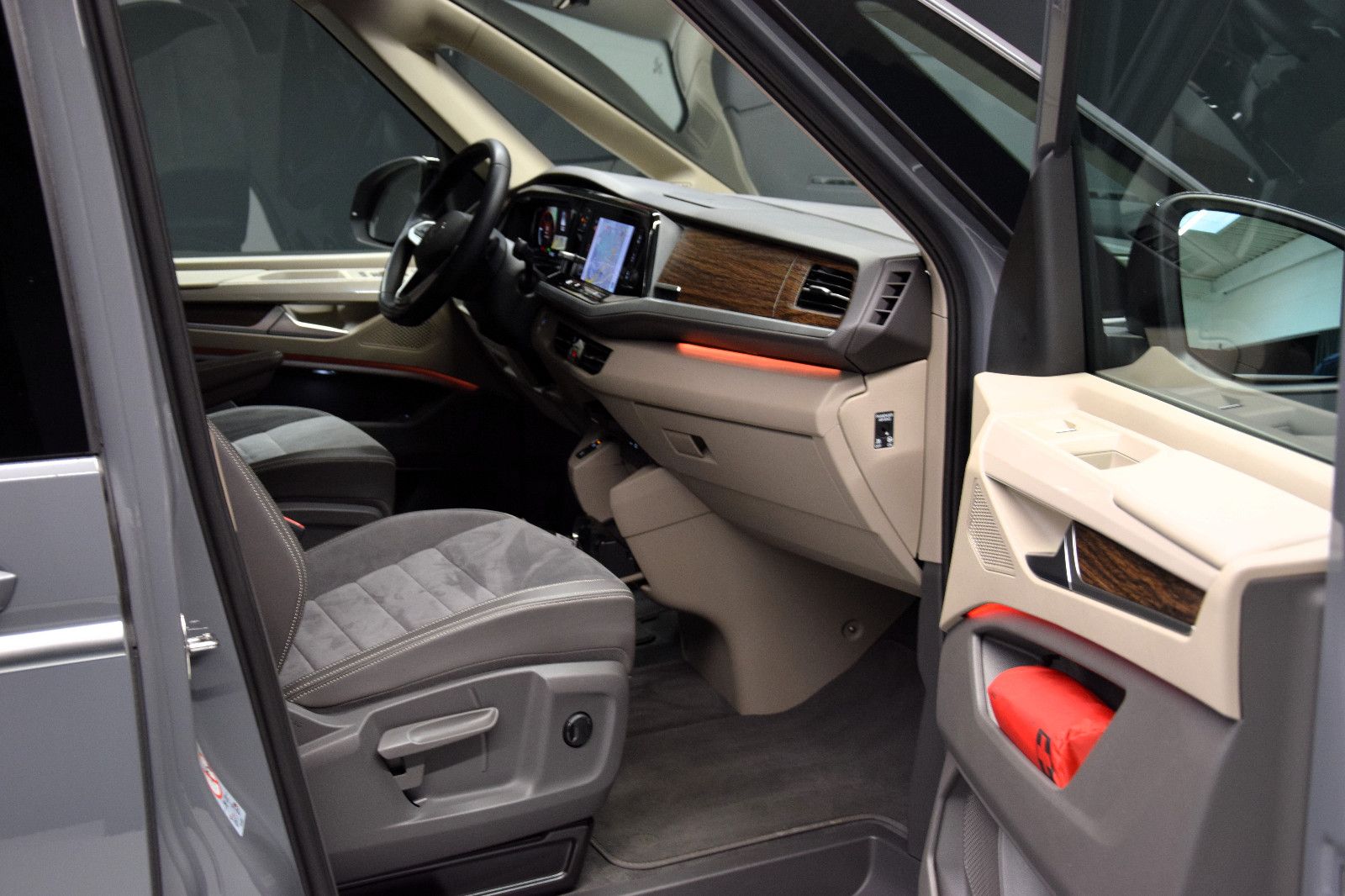 Fahrzeugabbildung Volkswagen T7 Multivan Style 7-Sitze Easy-Open Panorama ACC