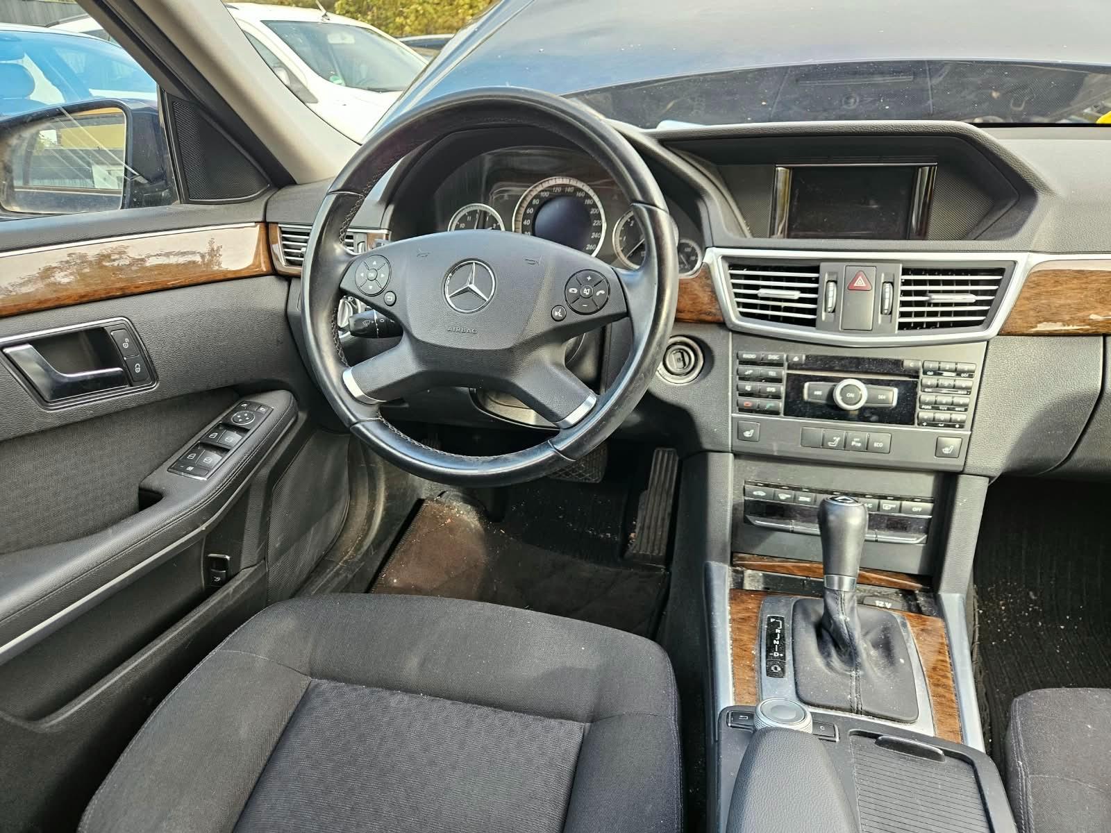Mercedes-Benz E200 2011 — photo 11