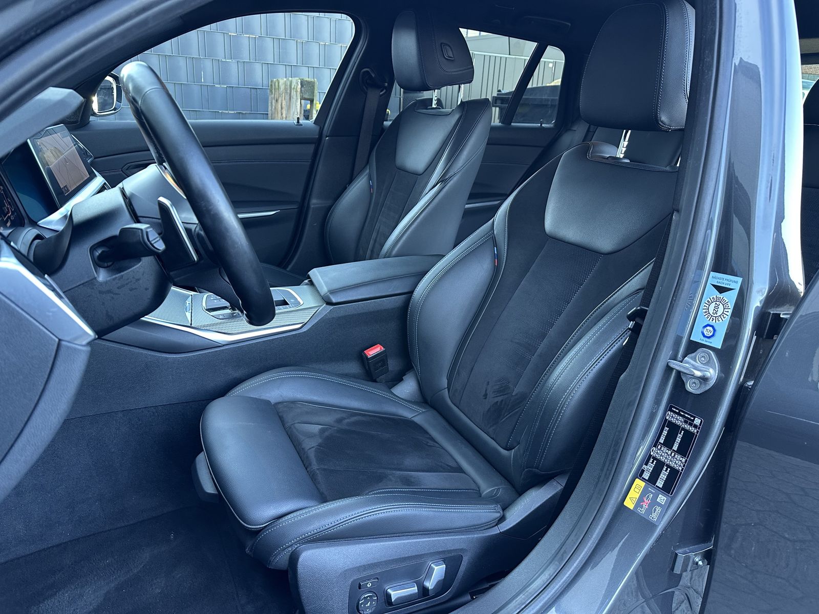 Fahrzeugabbildung BMW 330e Touring M-Sport NAV+LASER+KAM+19ZO+H&K+1HD