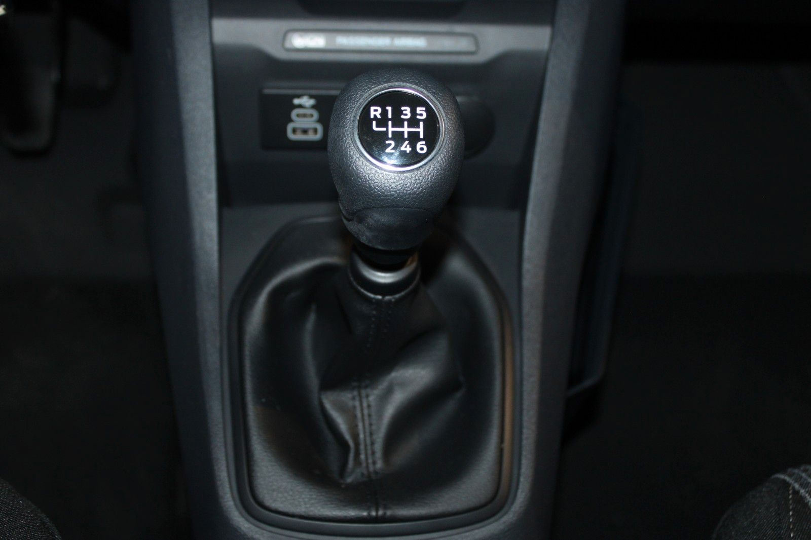 Fahrzeugabbildung Ford Transit Courier TREND Kasten KLIMA WinterPaket2