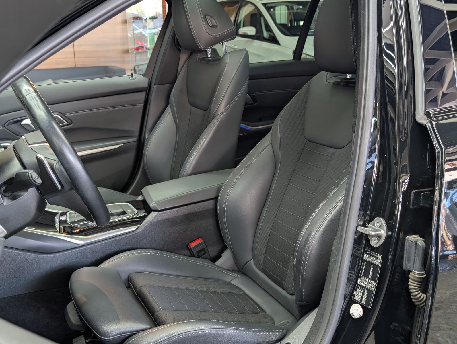 Fahrzeugabbildung BMW 320 i Sport Line Shadow H&K PANO ACC LEDER KAM