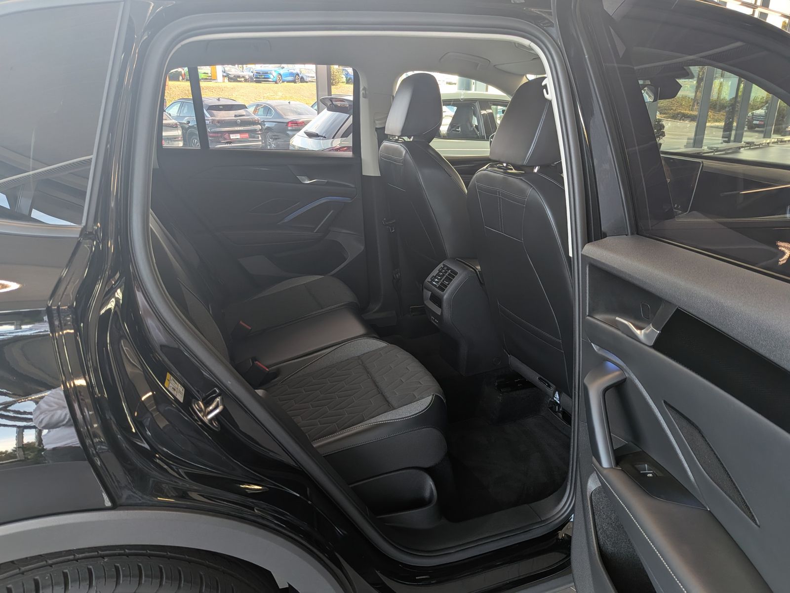 Fahrzeugabbildung Volkswagen Tiguan 1.5 eTSI ENERGY HD-Matrix 360 AHK 19